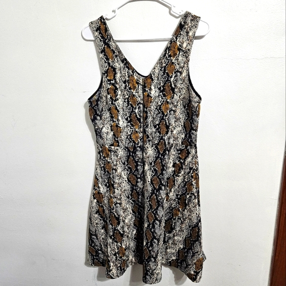 Everly Dresses & Skirts - Everly Snake Print Sleeveless Pleated V-Neck Dress. Size Large.